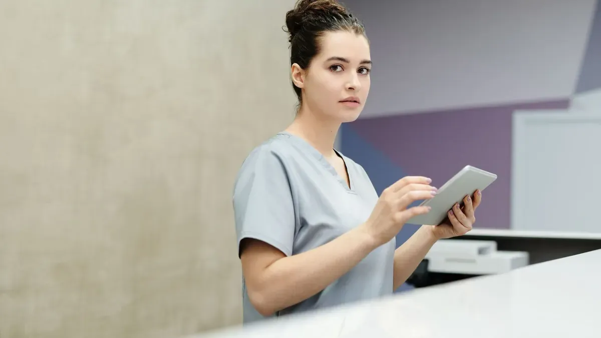 Recepcionista revisando las reservas del día en una tableta