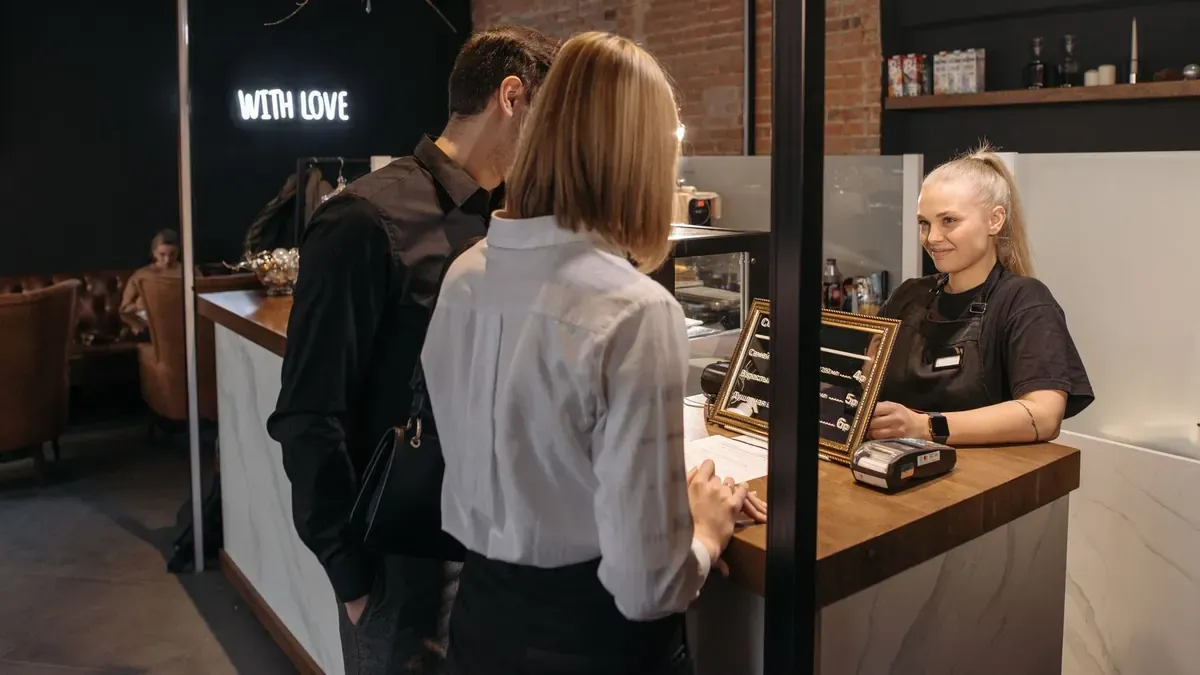 Clientes pidiendo en el mostrador de una cafetería de barrio