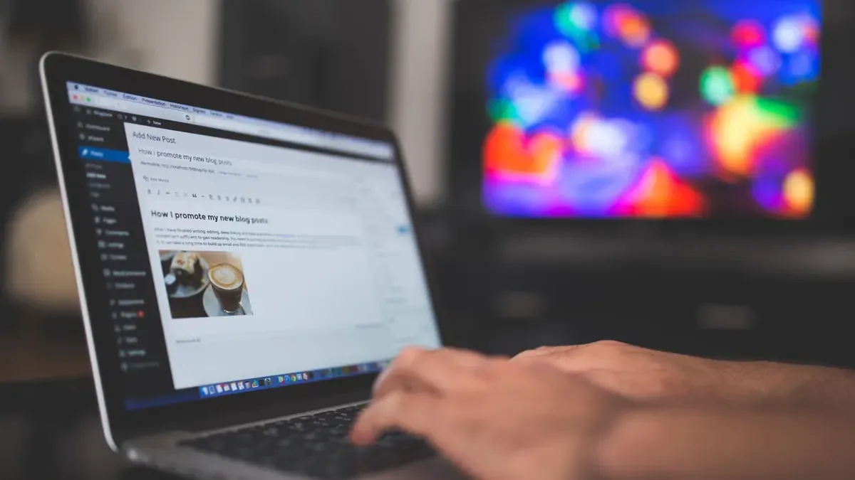 Persona escribiendo en un portátil con una página web abierta en el navegador