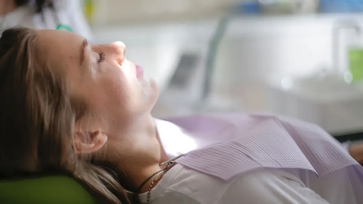 Paciente recostada en el sillón de una clínica dental durante una revisión