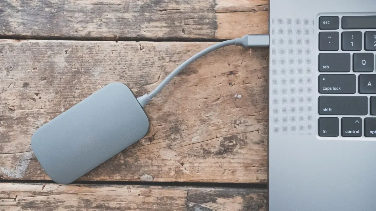 Disco duro externo conectado a un portátil para hacer una copia de seguridad