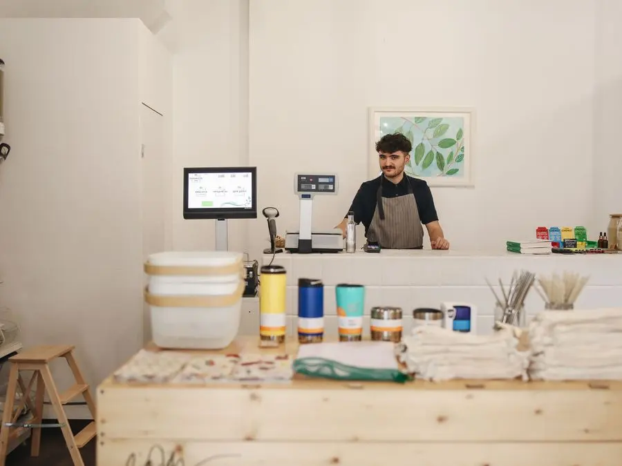 El dependiente de un comercio de barrio espera a sus clientes detrás del mostrador