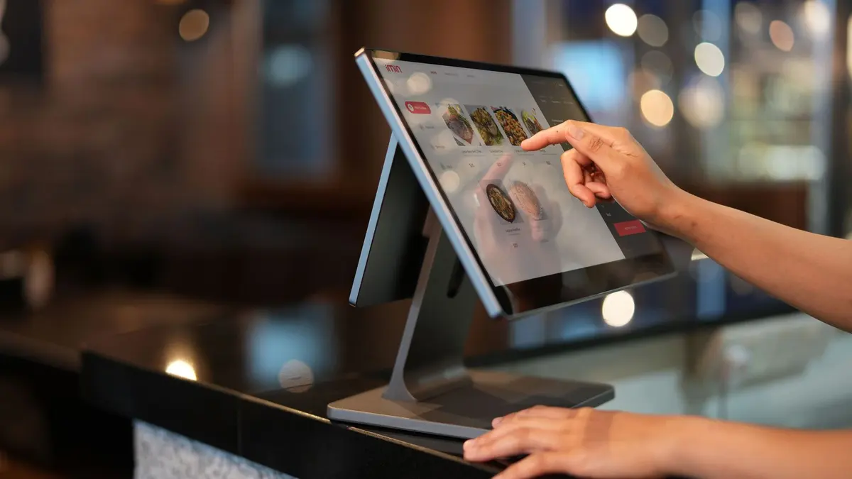 Pantalla táctil de pedidos en la barra de un restaurante, un ejemplo de aplicación a medida para un negocio