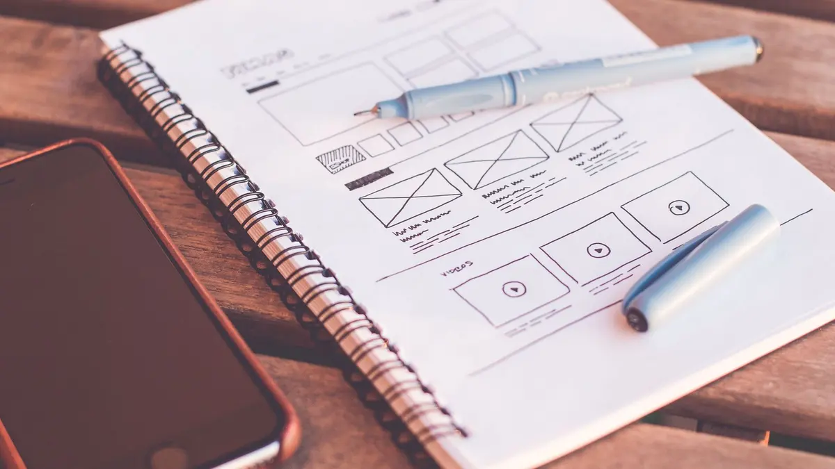 Boceto a mano de la estructura de una página web en una libreta, el primer paso de nuestra agencia de diseño web